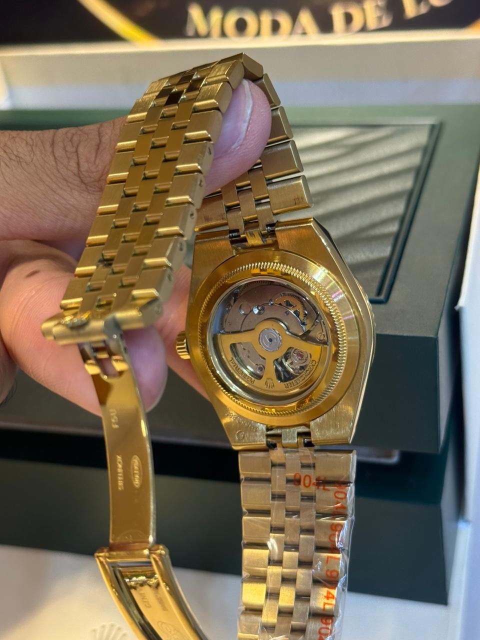 Rolex Land-Dweller – Branco Favo / Ouro (Case Back)