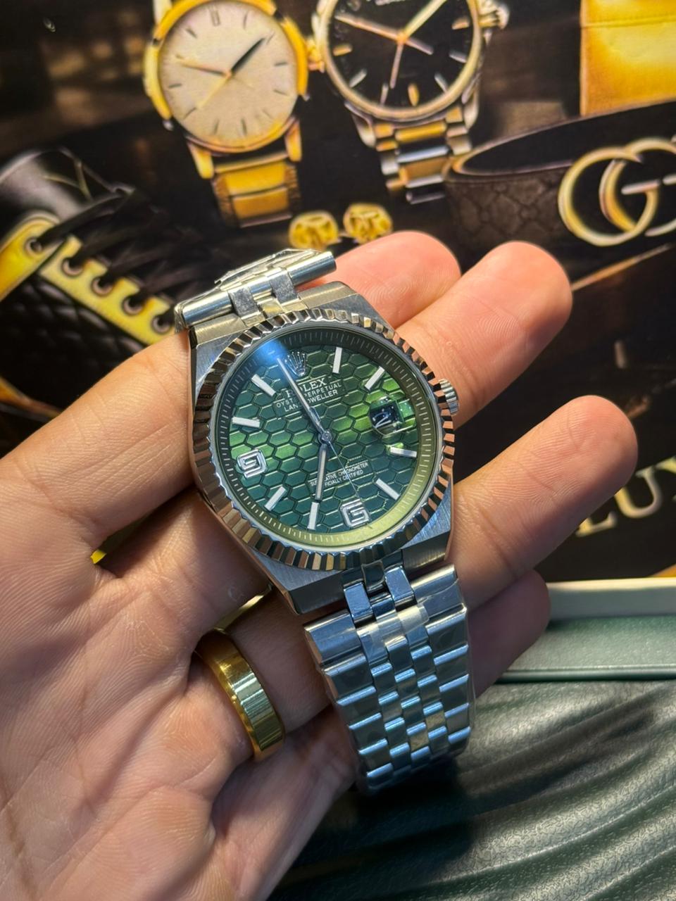 Rolex Land-Dweller – Verde Favo / Prata (Case Back)