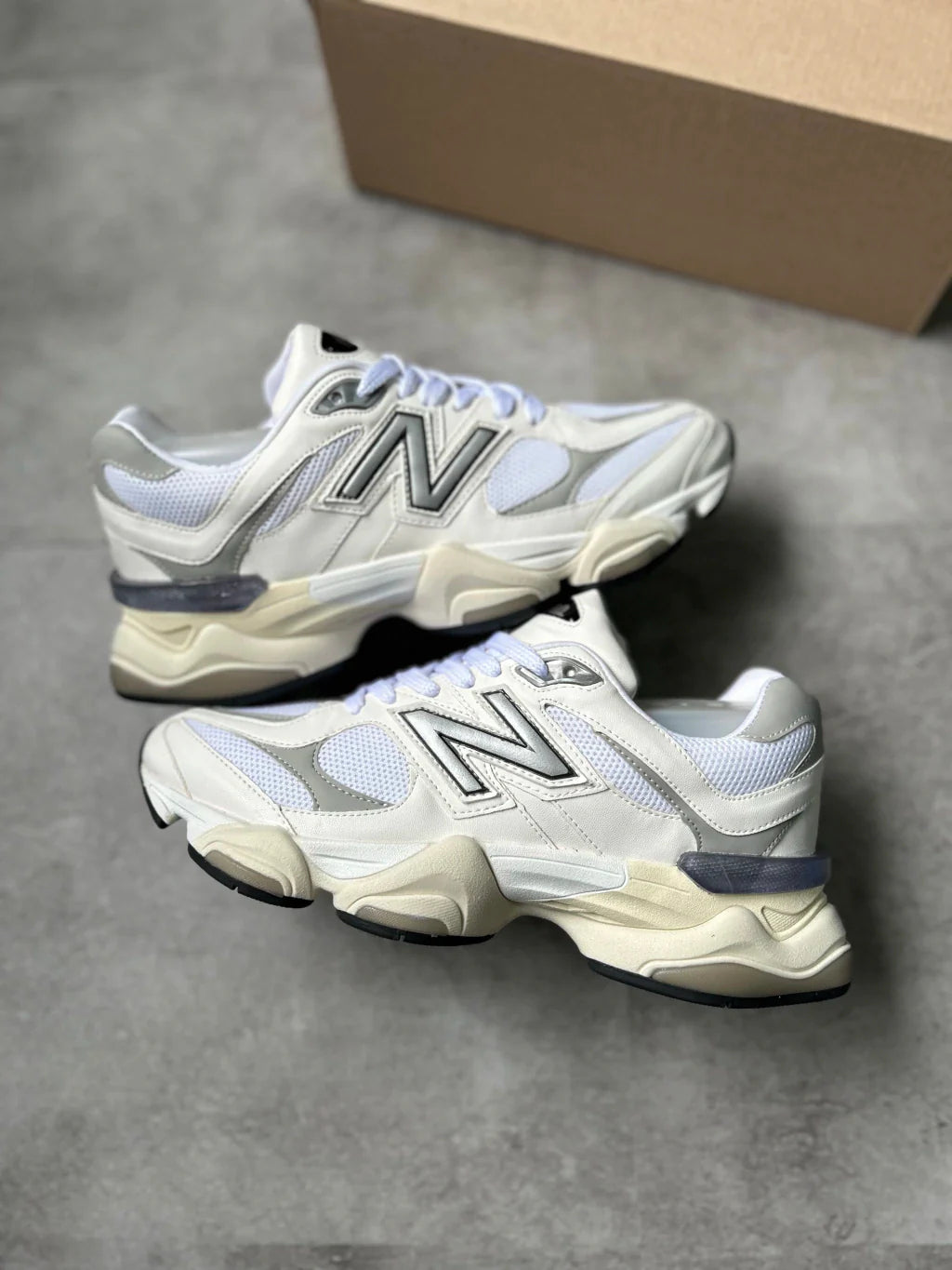 New Balance 9060 - Branco e Cinza