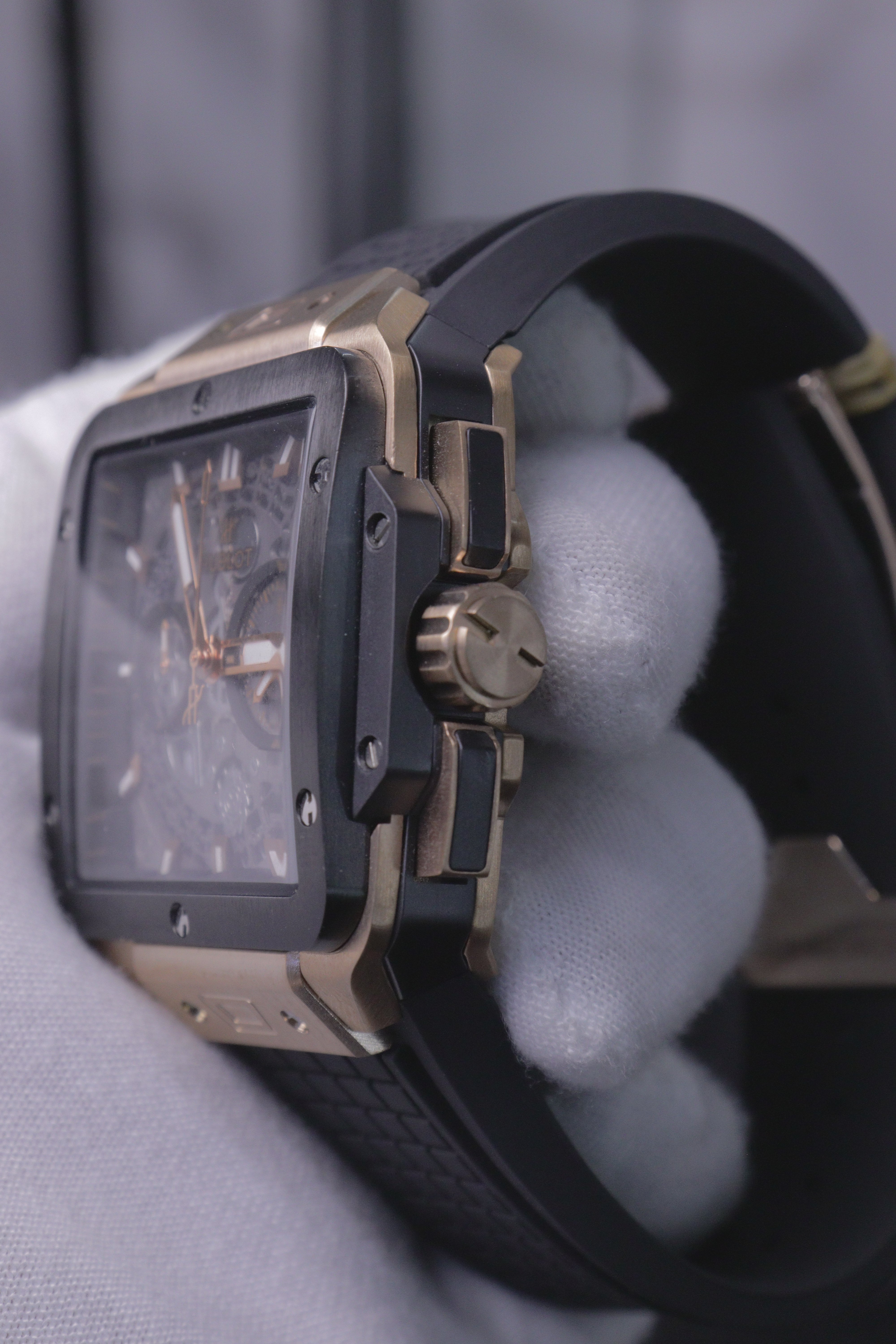 Hublot Square Bang Unico Magic Gold e Cerâmica Preta Esqueleto