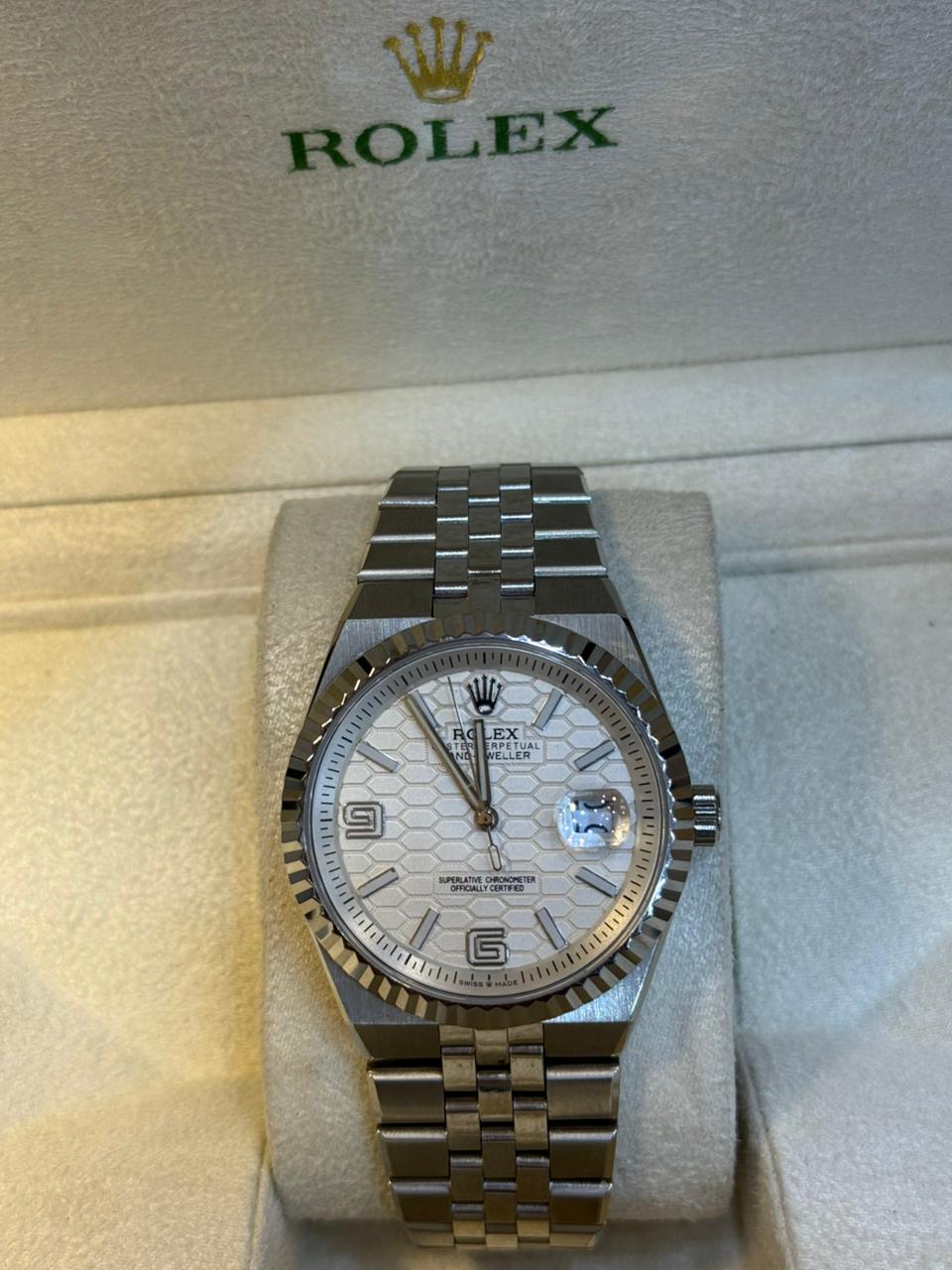 Rolex Land-Dweller – Branco Favo / Prata (Case Back)