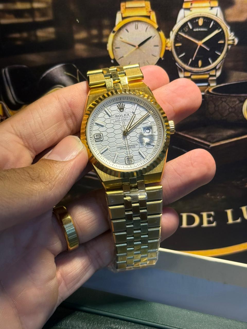 Rolex Land-Dweller – Branco Favo / Ouro (Case Back)