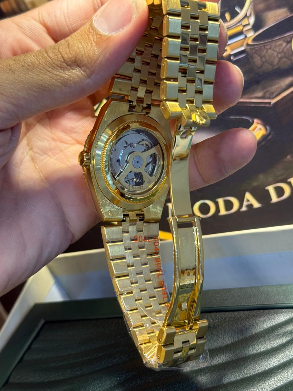 Rolex Land-Dweller – Branco Favo / Ouro (Case Back)