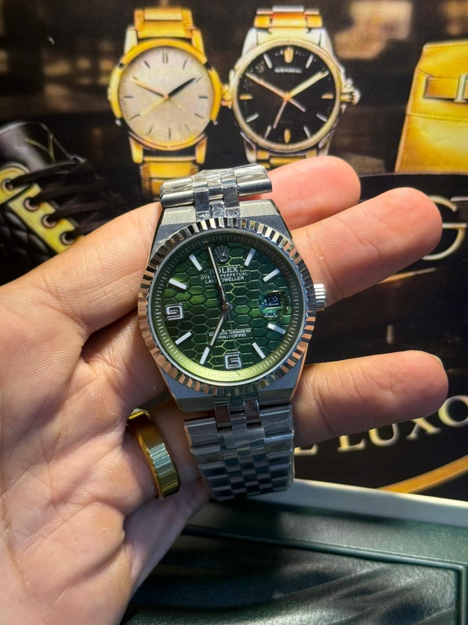 Rolex Land-Dweller – Verde Favo / Prata (Case Back)